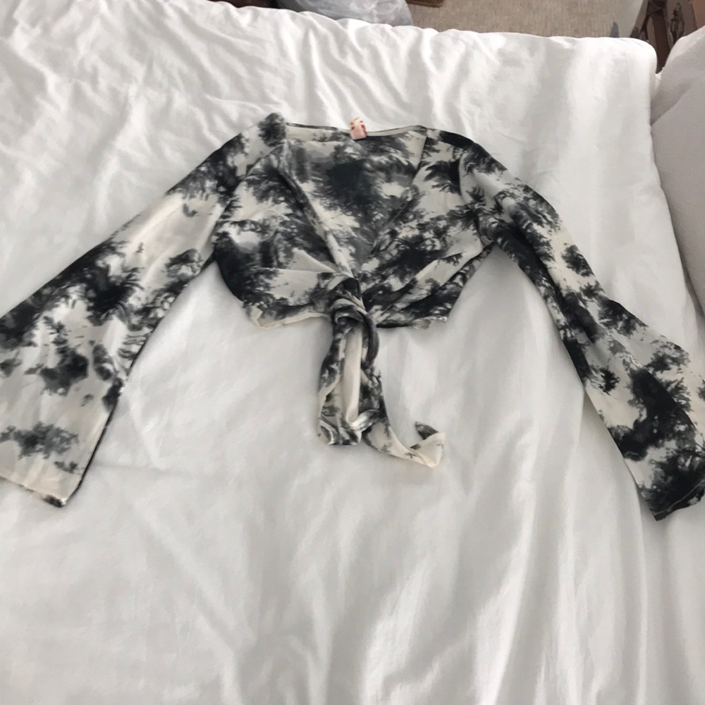 70s inspired flat sleeve crop top